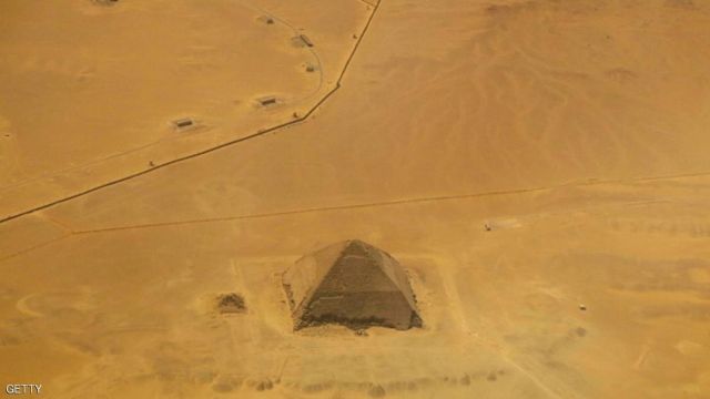 اكتشاف غرف سرية جديدة داخل أهرامات مصر