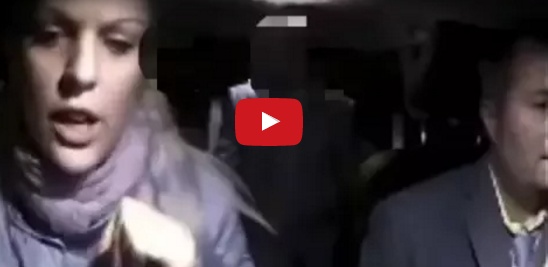 بالفيديو - شاهدوا ماذا فعل راكب مع امرأة تقود سيارة الأجرة