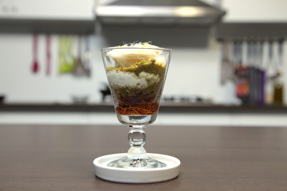 تعلّمي كيفية تحضير العثملية بالبوظة وغزل البنات بطريقة سهلة وسريعة: