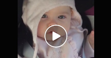 بالفيديو- هل هناك أكثر براءة وجمال من هذا الطفل؟ شاهدوا واحكموا!