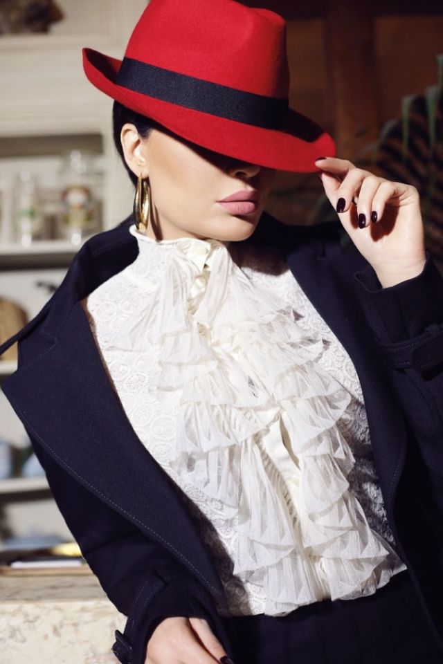 تنورة طويلة من النسيج المحبوك من Alaia. توب من الدانتيل المحبوك من Alexander McQueen. معطف من Maison Martin Margiela. قبعة من Aishti. أقراط للأذنين من Elie Saab.
