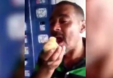 بالفيديو - ابتلع فرخ الدجاج حياً.. شاهد ماذا حصل