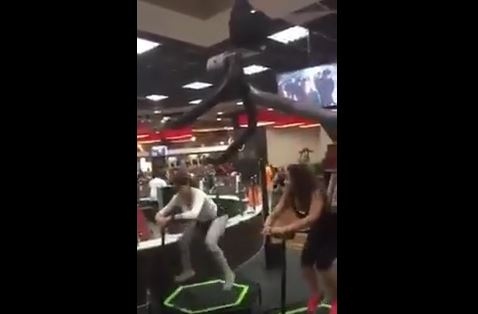 بالفيديو - فتاتان تشعلان مواقع التواصل بتمارين رياضية