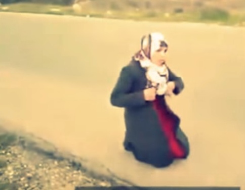 بالفيديو- جنود إسرائيليون يجبرون فتاة فلسطينية على خلع ملابسها أمامهم!