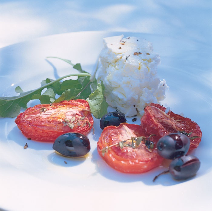 البندورة المجففة مع الفيتا والزيتون