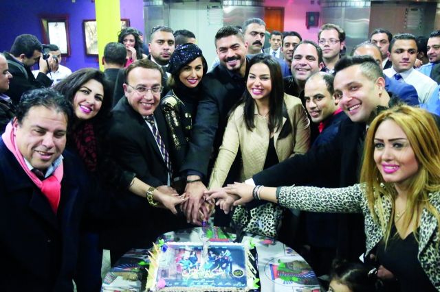 أبطال فيلم «شكة دبوس» مع «تورتة» الاحتفال