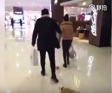 بالفيديو – أغرب طريقة لحل خلاف.. شاهدوا ماذا فعل الشاب؟