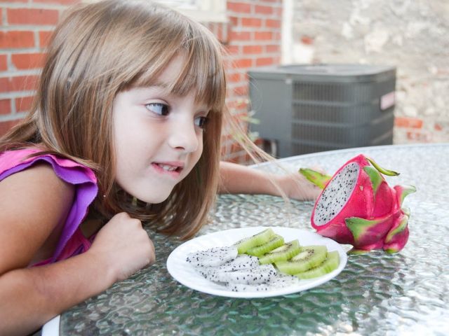 كيف تشجعين طفلك عل تناول أطعمة جديدة؟ إليك الجواب...