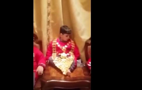 فيديو يثير جدلاً لامرأة تستخدم أطفالها في استعراض ثروتها.. شاهدوا كمية الذهب!