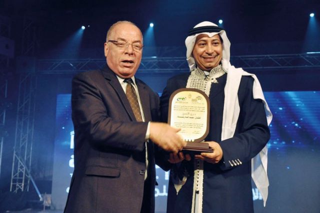 وزير الثقافة يكرّم المطرب السعودي عبدالله رشاد