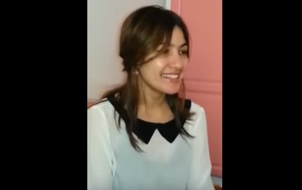 بالفيديو- فتاة تونسية تشعل مواقع التواصل بأدائها أغنية 