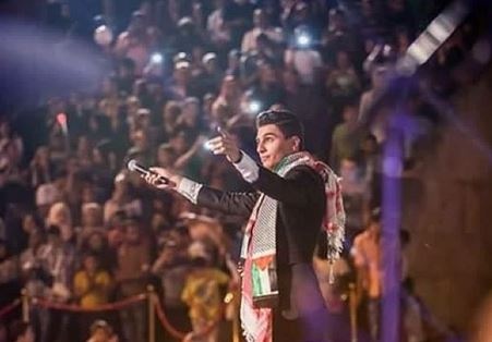 بالصور – محاصرة محمد عساف في 