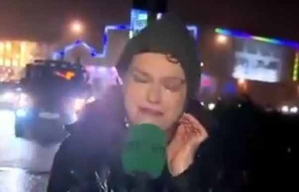 فيديو غريب لمذيعة ترتطم بها إشارة المرور على الهواء!