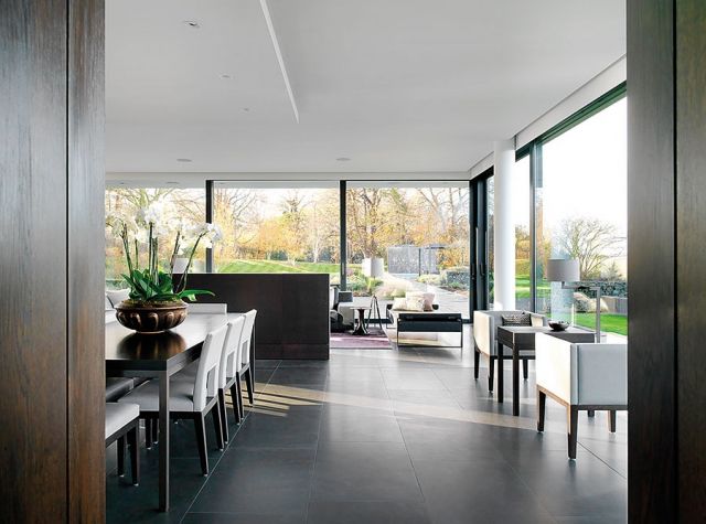 جانب من صالة الطعام الرئيسية