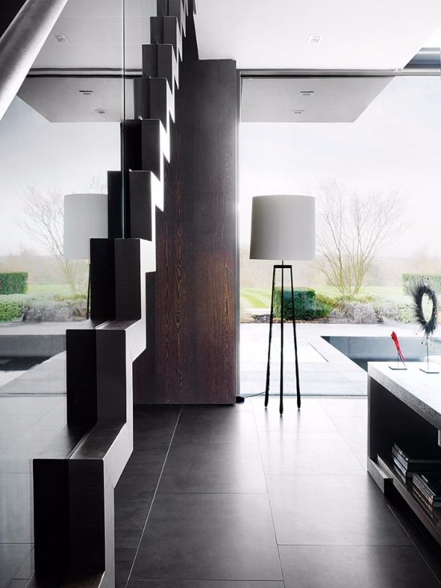 ركن من صالة الجلوس المطلّة على الترّاسات وبركة المياه الخارجية