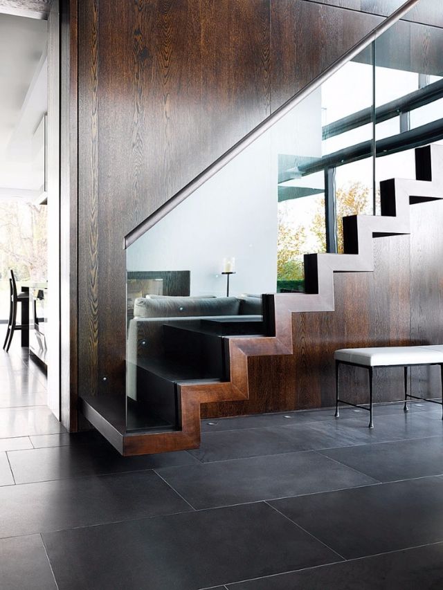 درج من خشب السنديان بدرابزين من الزجاج، ومتّكأ لليد من الجلد