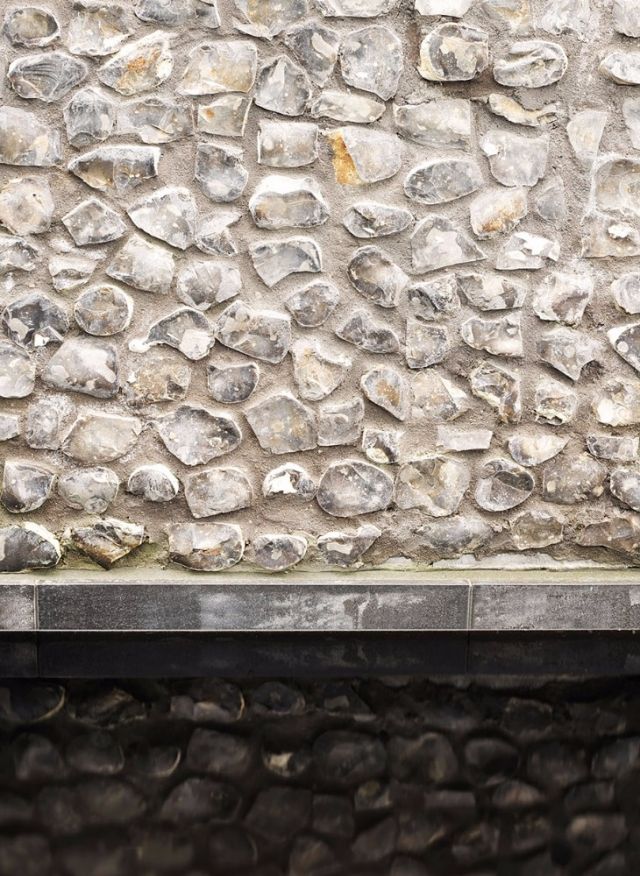 تفصيل من الجدران الخارجية المرصعة بحجر الصوان