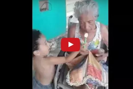 فيديو لطفل يطعم جدته يشعل مواقع التواصل الاجتماعي