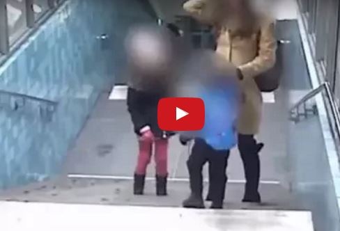 بالفيديو- ضربها أمام أولادها لأنها أفشلت سرقته سيّدة عجوز!