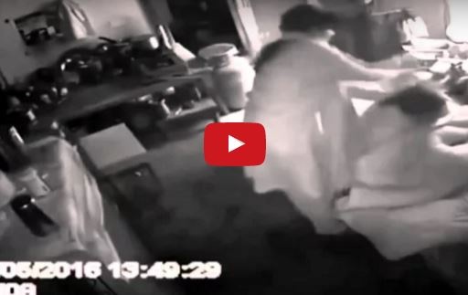 فيديو صادم لامرأة تضرب حماتها بجنون