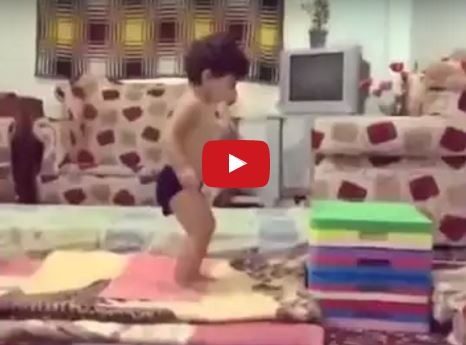 طفل يشعل مواقع التواصل بقوته