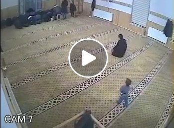 بالفيديو - شاهدوا ماذا فعل هذا الطفل بأحد المصلّين... سيصدمكم ويضحككم!