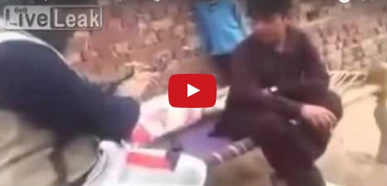 بالفيديو - والد يطلق النار على ابنه خلال تنظيفه السلاح!