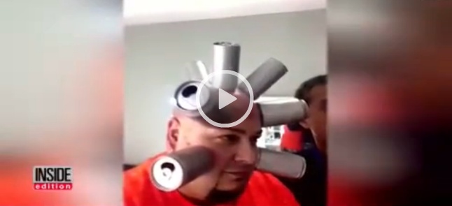 بالفيديو - لن تصدقوا.. رجل تلتصق الأشياء برأسه كالمغناطيس بلا حيل أو خدع