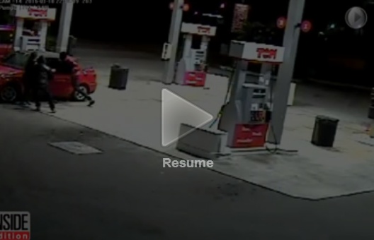 بالفيديو - أم في معركة ضد عصابة للدفاع عن أطفالها... العراك سيصدمكم!