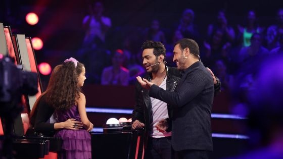 بالفيديو - هذه هي الفتاة التي جعلت كاظم الساهر يتحدث بالفرنسية ويغازلها بالإنكليزية!