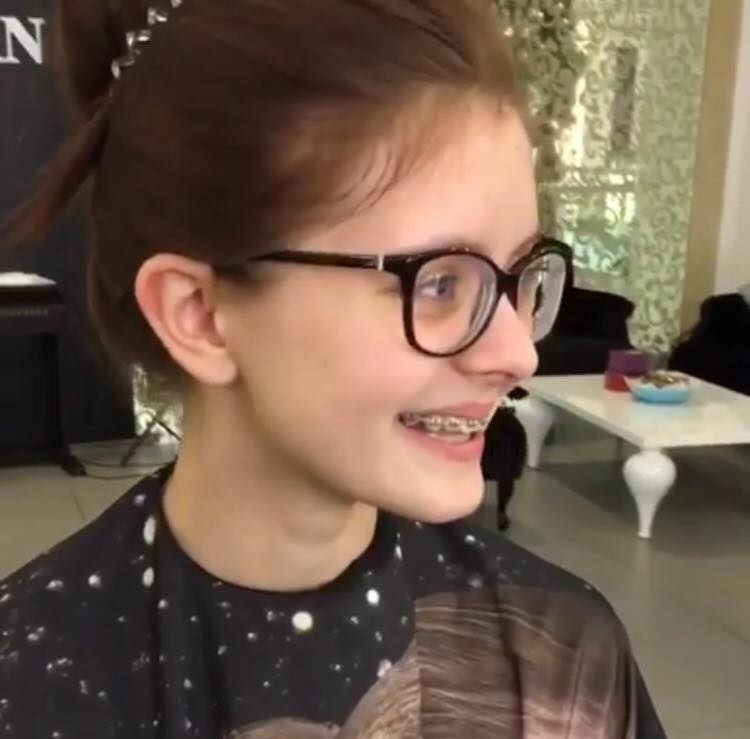 بالفيديو- كيف تتوقعون ان تصبح هذه الفتاة بقليل من الماكياج؟