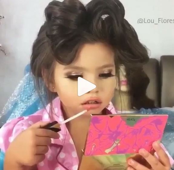 فيديو لطفلة تضع الماكياج يحصد ملايين المشاهدات... شاهدوا جمالها