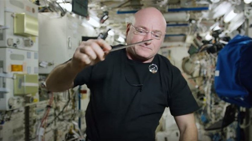 فيديو مذهل: رائد فضاء يلعب 