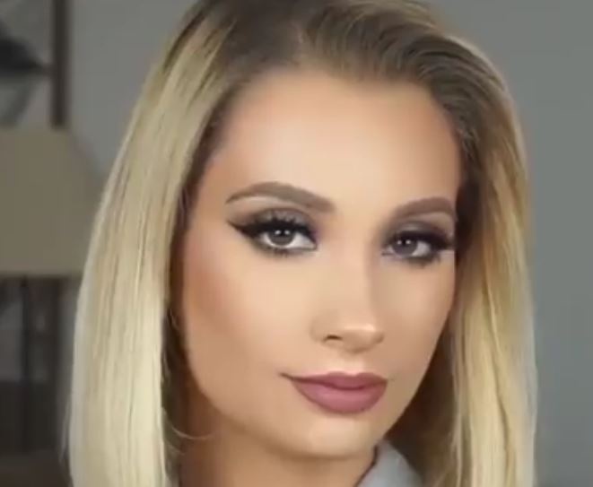 بالفيديو – طريقة جديدة لإخفاء الشوائب من الوجه بواسطة الماكياج والملعقة!