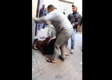 فيديو قاس لرجل يضرب زوجته بوحشية في الشارع