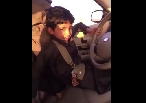 بالفيديو - القبض على السعودي الذي حرّض طفله على القيادة والقتل