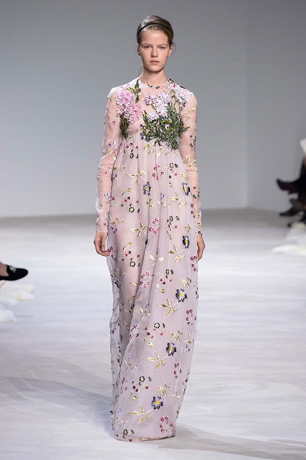 عرض Giambattista Valli يخطف الأنفاس من باريس... شاهدوا الصور