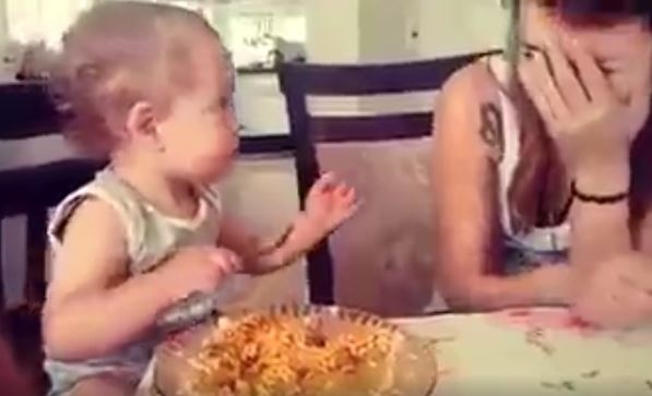 بالفيديو - شاهدوا ماذا فعل هذا الطفل حين بكت امه!