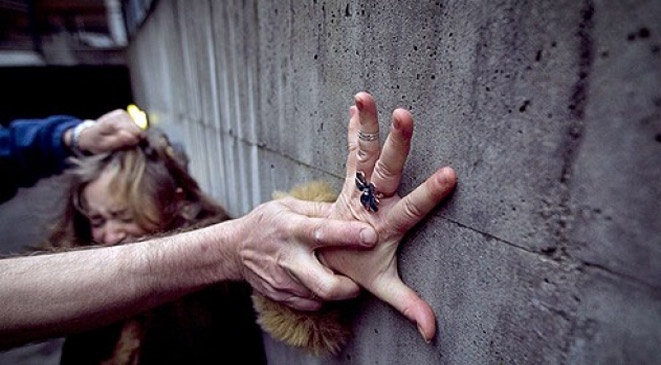 إمرأة تتهم والدها باغتصابها.. والأب يتهم الأم!