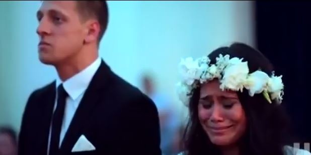 فيديو طريف – مفاجأة غير متوقعة لعروسين.. شاهدوا ماذا حصل!!