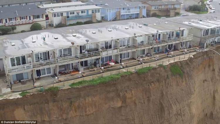 بالفيديو والصور - المحيط يبتلع مدينة في كاليفورنيا.. شاهدوا ماذا حصل!