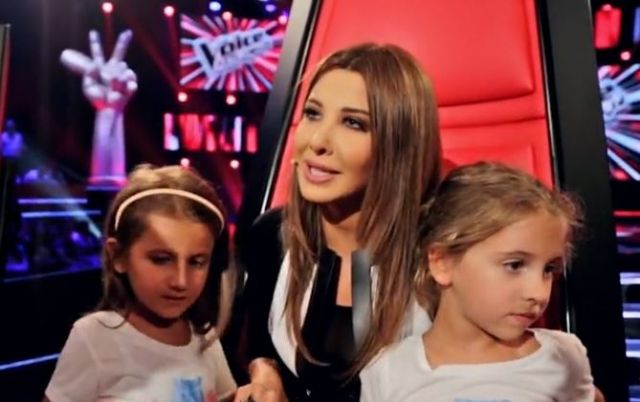 بالفيديو - ابنتا نانسي عجرم على مسرح thevoice.. وماذا فعل 