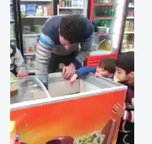فيديو طريف - بقال يضع طفلاً في براد البوظة.. شاهدوا ماذا حصل!