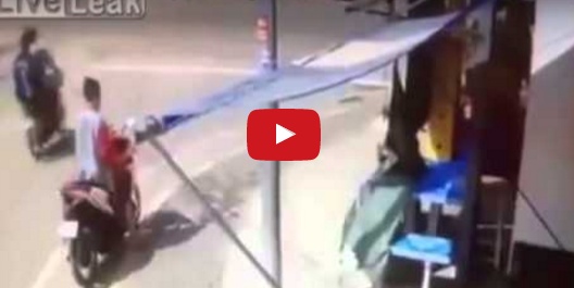 بالفيديو - أم تسقط رضيعتها عن دراجتها النارية دون أن تدري!