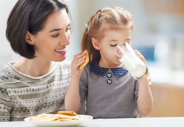 هل يمكن أن يتناول الطفل الحليب القليل الدسم؟