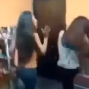 بالفيديو- مزاح بين فتاتين يتحول إلى 