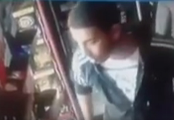 بالفيديو- صبي يسرق سوبر ماركت بطريقة ماكرة وفي وضح النهار!