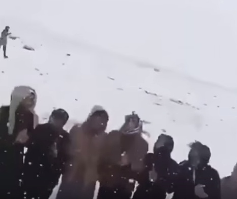 بالفيديو- شاهدوا كيف رقص السعوديون ابتهاجاً بالثلوج في المنطقة الشمالية