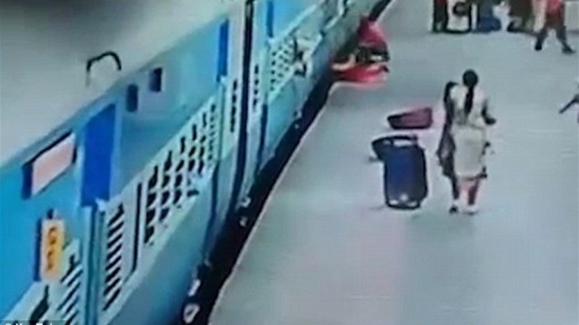 فيديو مروع لقطارٍ يسحب امرأة قبل لحظاتٍ من توقّفه