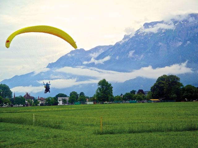 القفز بالمظلة فوق جبال الألب السويسرية